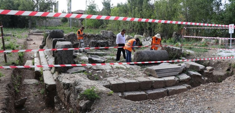 Aizanoi antik kentinde aranan anıt mezar bulundu
