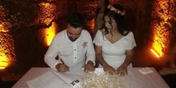 Kazı alanında tanışan arkeolog ve restoratör kazı alanında nikah kıydı