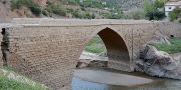 Baraj gölünün suları çekilince tarihi Torul Köprüsü yeniden ortaya çıktı