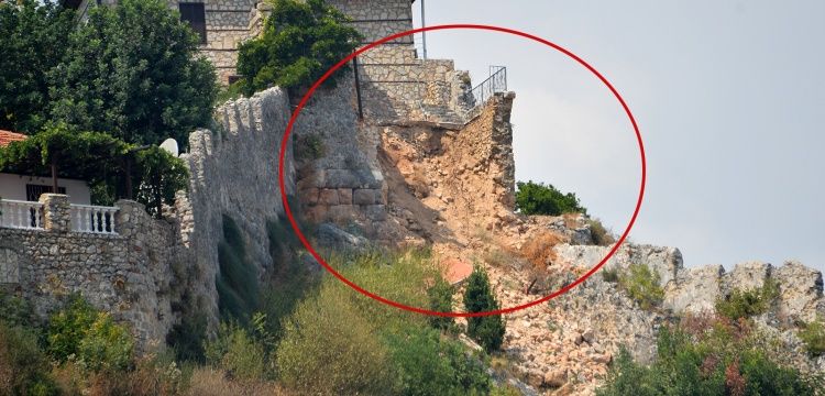 Tarihi Alanya Kalesi surları bu kadar yüke dayanamadı ve çöktü
