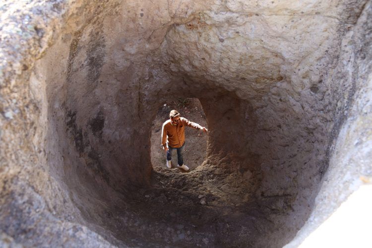 Ürgüp'ün Zindan Tepesi ziyaretçilerine ürpetici manzaralar sunuyor