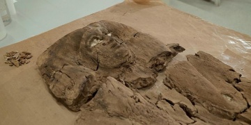 Firavunun kızının ahşap lahite işlenmiş 4 bin yıllık yüzü ortaya çıkarıldı