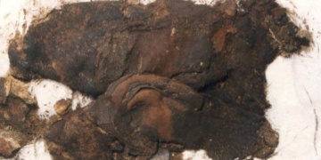 İskoçyada 600 yıl önce çizmeleri ile gömülen adam inceleniyor