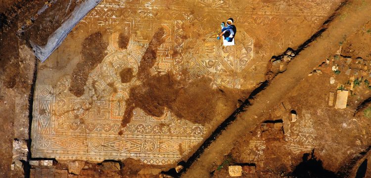 Definecilerden kurtarılan mozaik sayesinde antik yerleşim keşfedildi