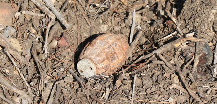 Gelibolu'da ziyaretçilerin bulduğu İngiliz el bombası fünye ile imha edildi