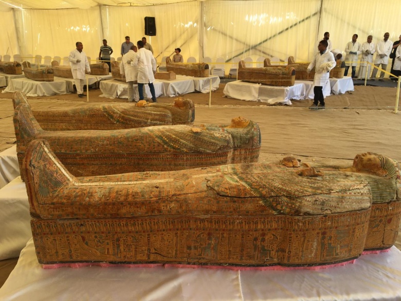 Mısır'da üst üste bulunan boyalı 30 ahşap tabut sergilendi