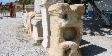 Parion Antik Kentinde 1900 yıllık ilginç bir anıt mezar kitabesi bulundu