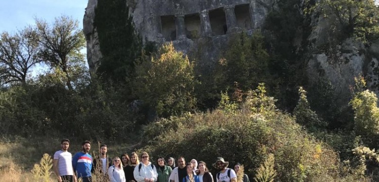 Sinop Üniversitesi Arkeoloji öğrencileri kentteki Kaya Mezarlarını inceledi