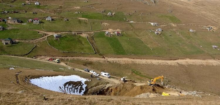 5 gün yasal kazı yapan definecilerin umutları Dipsiz Göl'e gömüldü