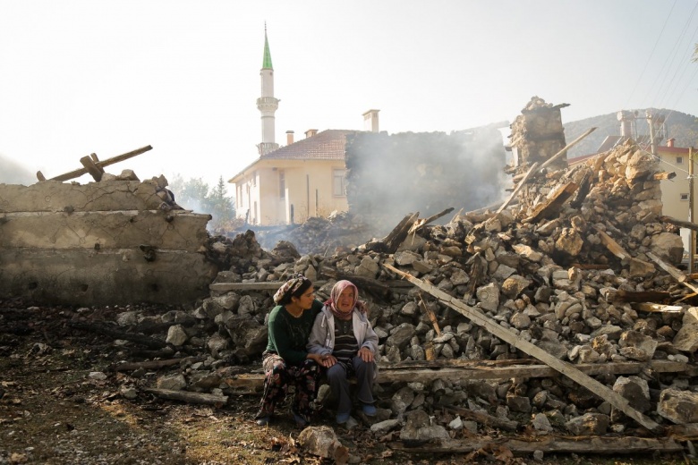 Akseki'de tarihi düğmeli ev yandı