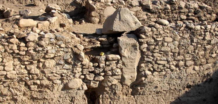 Gökçeada'da 8 bin yıllık T şekilli dikili taş ve bir anıtsal yapı keşfedildi