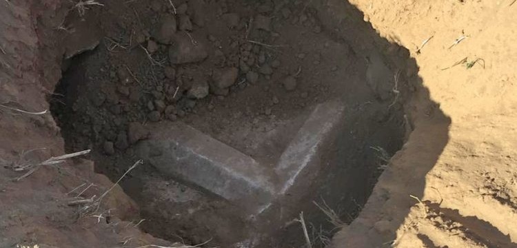 Definecilerin kaçtığı kaçak kazıda 2500 yıllık lahit kapağı bulundu