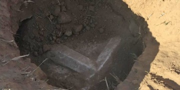 Definecilerin kaçtığı kaçak kazıda 2500 yıllık lahit kapağı bulundu