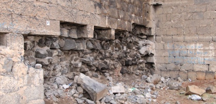 Diyarbakır Surlarındaki taşların sökülüp satıldığı iddia edildi
