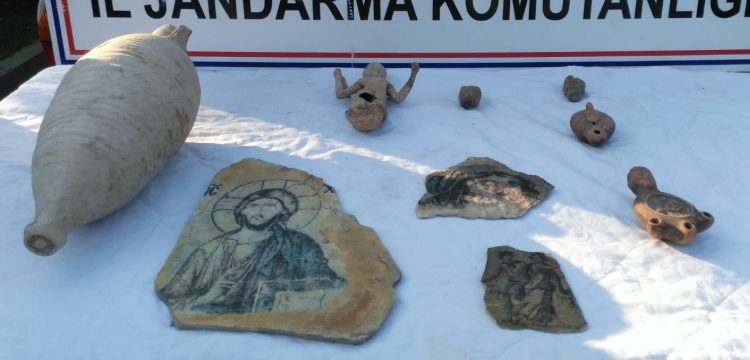 İzmir'de tarihi eser olduğu sanılan eserler yakalandı