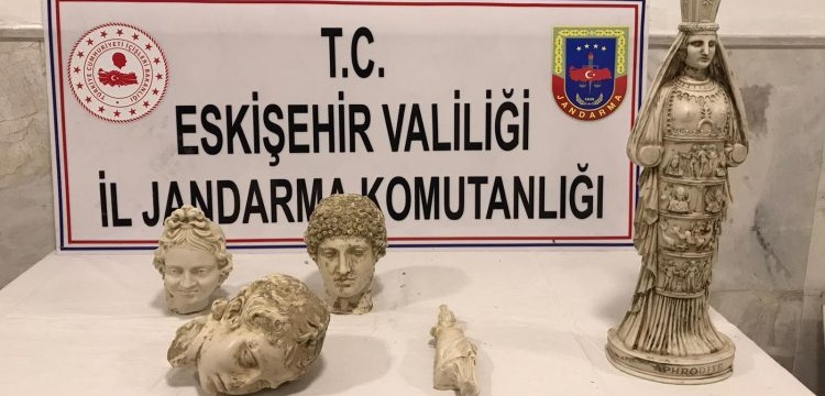 Eskişehir'de tarihi eser olduğu sanılan üç heykel başı ve iki kadın heykeli yakalandı