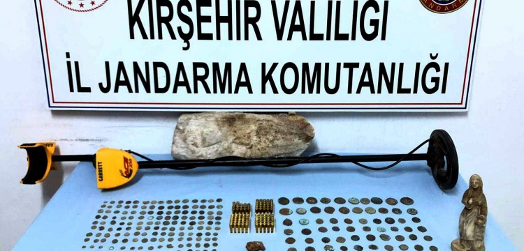 Kırşehir'de definecilerin bulduğu 222 parça tarihi eser satılamadan yakalandı