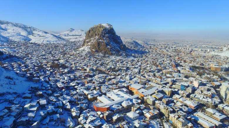 Afyonkarahisar'ın simgesi Karahisar Kalesi'nden kış manzaraları