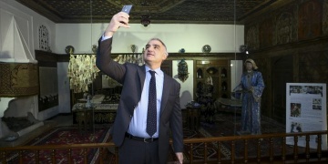 Bakan Ersoy herkesi müzelerde selfie çekmeye çağırdı