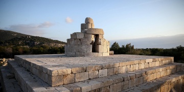 Patara antik fener kendi taşları ile yeniden inşa edilecek