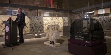 Yurda dönen Sidamara tipi lahit ve iki boğalı kağnı Anadolu Medeniyetleri Müzesinde