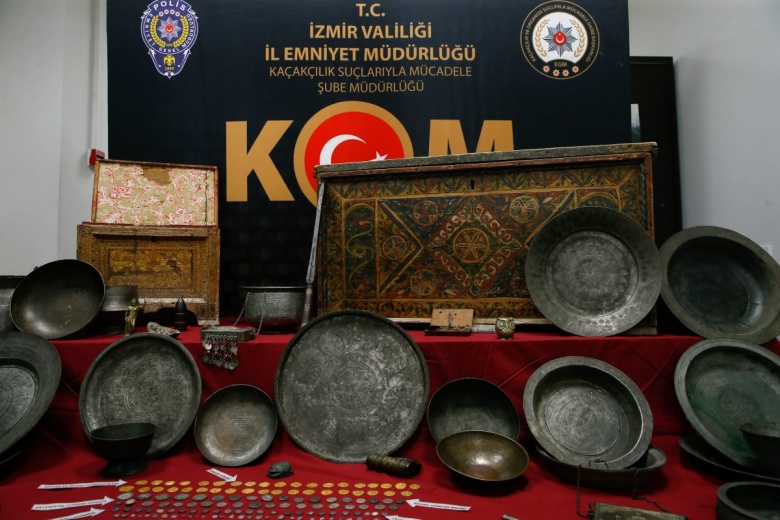 İzmir'de yakalanan tarihi eserler ve Lidya sikkeleri