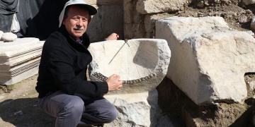 Laodikya Kazılarında 2 Bin Yıllık Güneş Saati Bulundu