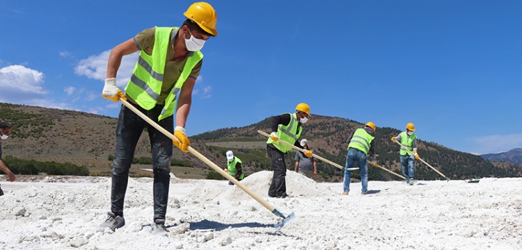 Salda Gölü'nde yapılan tahribat telafi edilmeye çalışılıyor