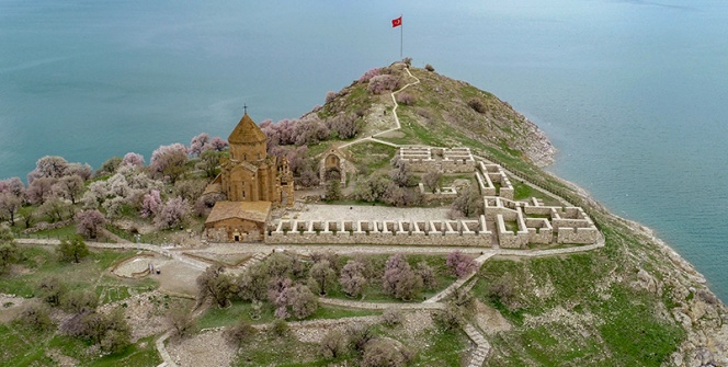 Akdamar Adasına bahar geldi, bademler çiçek açtı