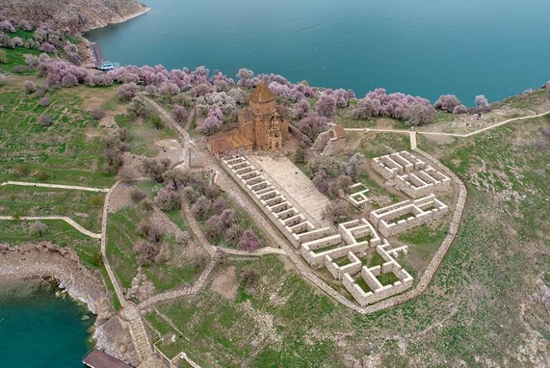 Akdamar Adasına bahar geldi, bademler çiçek açtı