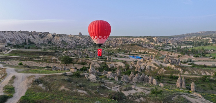 Kapadokya'da ilk yerli balon Türk bayrağı ve Atatürk posteriyle uçtu