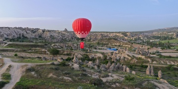 Kapadokyada ilk yerli balon Türk bayrağı ve Atatürk posteriyle uçtu