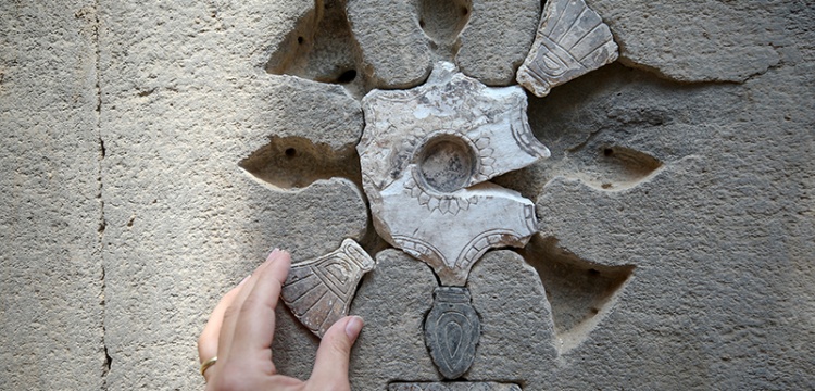 Ayanis Kalesi'inde 2 bin 700 yıllık tapınağın taş süslemeleri eski yerlerine yerleştiriliyor
