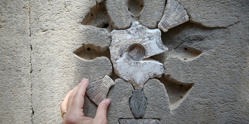 Ayanis Kalesiinde 2 bin 700 yıllık tapınağın taş süslemeleri eski yerlerine yerleştiriliyor