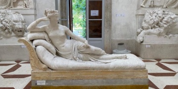 Paolina Borghese heykeli Selfie çekmek isterken turistçe kırıldı