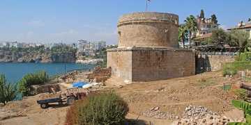 Antalya Hıdırlık Kulesi çevresindeki arkeolojik kazılar sürüyor