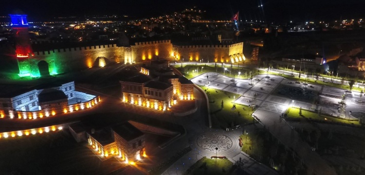 Erzurum'da tarihi mekanlar ışıklandırıldı