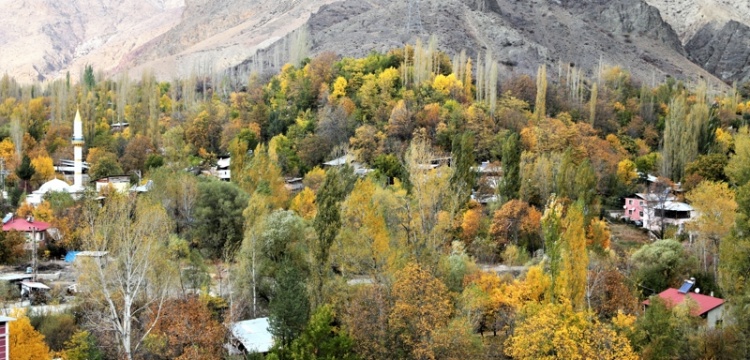 Erzurum'un sakin kenti Uzundere'de sonbahar renkleri