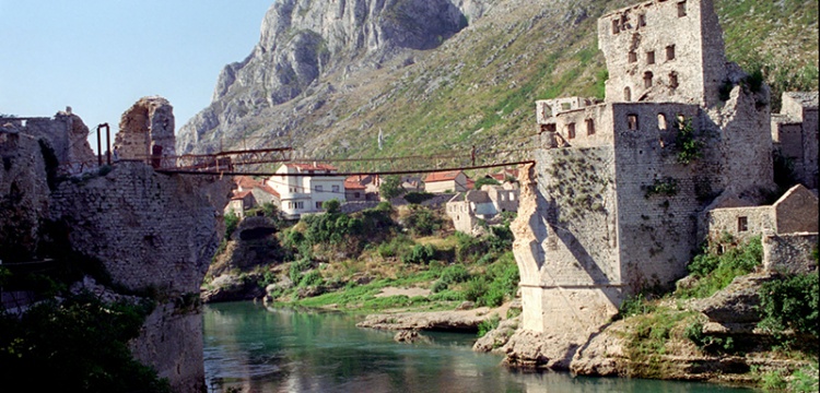 Tarihi Mostar Köprüsü'nün Hırvat kültürel mirası  gösterilmesi tepki çekti