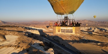 Kapadokyada balonlar kadına şiddete tepki için havalandı