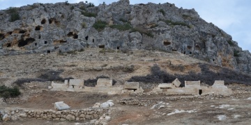 Karamanda Roma dönemine ait sarnıç ve kale surları bulundu