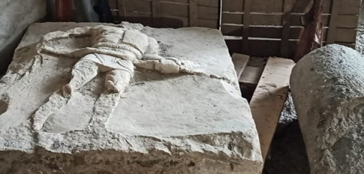Çanakkale'de 2 bin yıllık gladyatör rölyefi yakalandı
