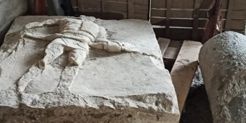 Çanakkalede 2 bin yıllık gladyatör rölyefi yakalandı