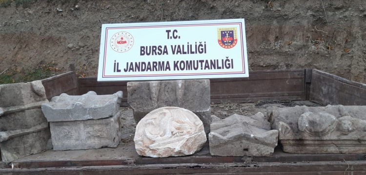 Bursa'da bir araçta lahit ve kapakları yakalandı