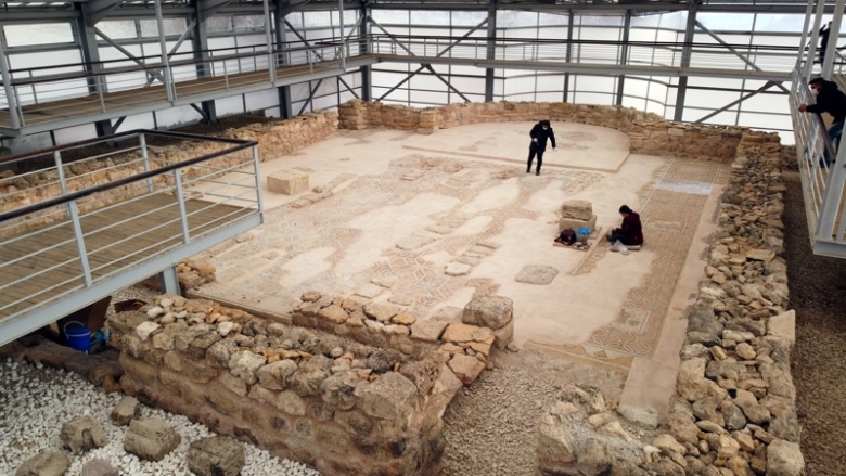 Hadrianaupolis antik kenti kazılarında bulunan yapılar