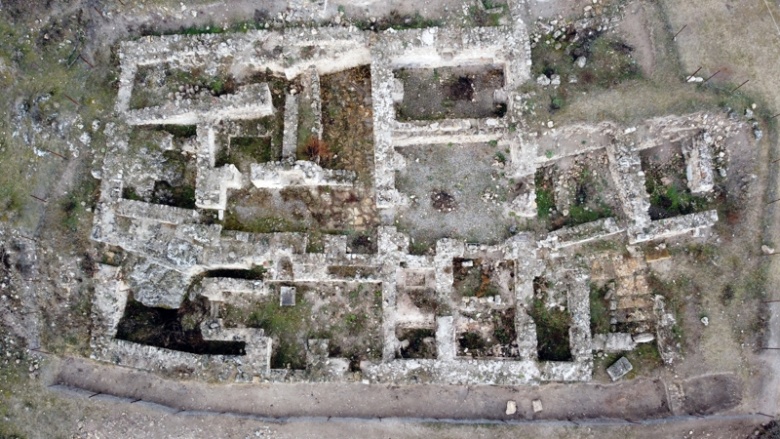 Hadrianaupolis antik kenti kazılarında bulunan yapılar