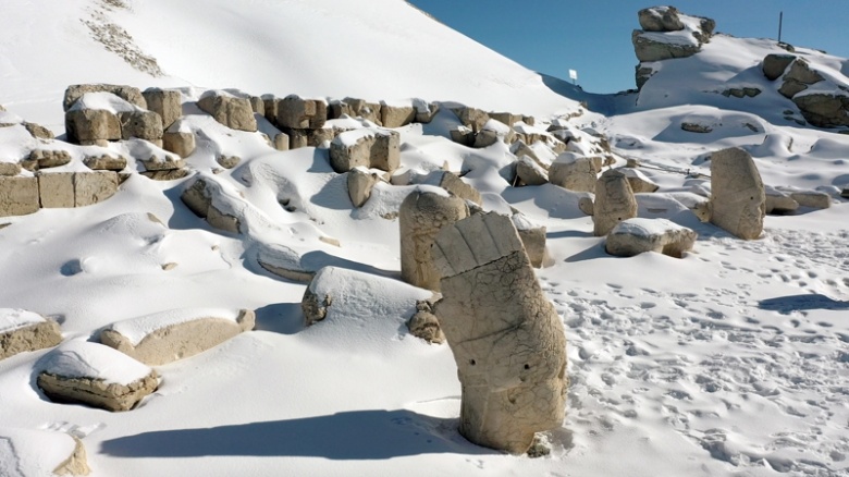 Nemrut Dağı'na kar yağınca turizm sezonu kapandı