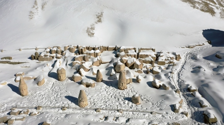 Nemrut Dağı'na kar yağınca turizm sezonu kapandı