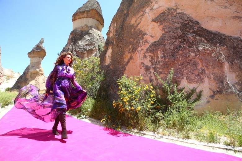 Kapadokya Peri Bacaları defile için podyum oldu