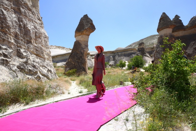 Kapadokya Peri Bacaları defile için podyum oldu